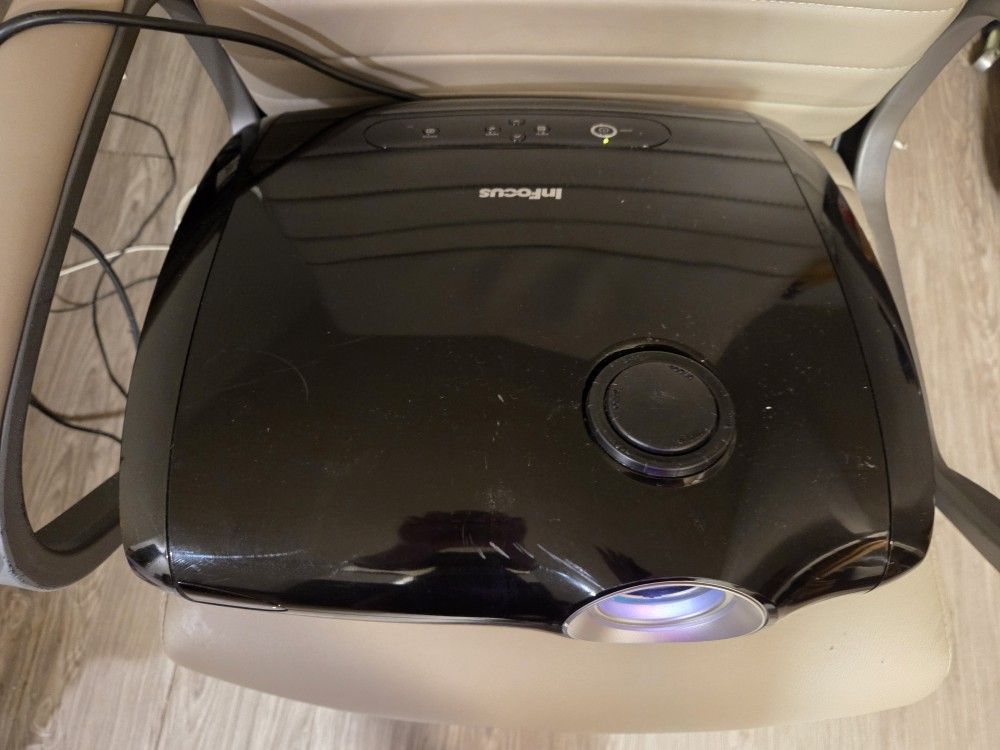 In FOCUS IN74 ENTERTAINMENT HDMI PROJECTOR SCREEN