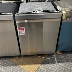 Top Control Wi-Fi Enabled Dishwasher with QuadWash™ Pro