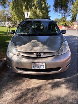 Family car Toyota Sienna LE