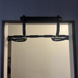 Multi-grip doorway pull-up bar