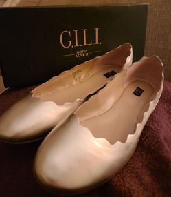 NIB G.I.L.I. Izzy Scalloped Metallic Leather Ballet Flats Gold Women's Size 9M QVC Retailed $103.76
Brand New in Box (NIB) pair of G.I.L.I. (Got It Lo
