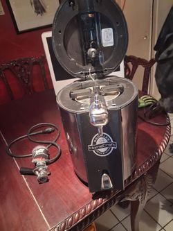 Growler home craft beer maker and keg with the bronco pump and 64 oz refillable hopsy beer