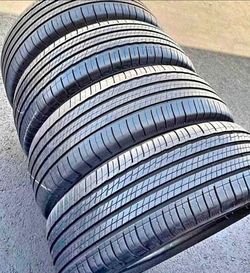 235 55 20 Michelin tires Con 80% de Vida Las 4