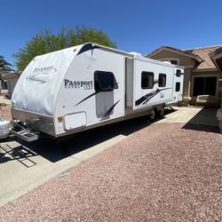 2010 Keystone Passport Ultra Lite 33ft RV
