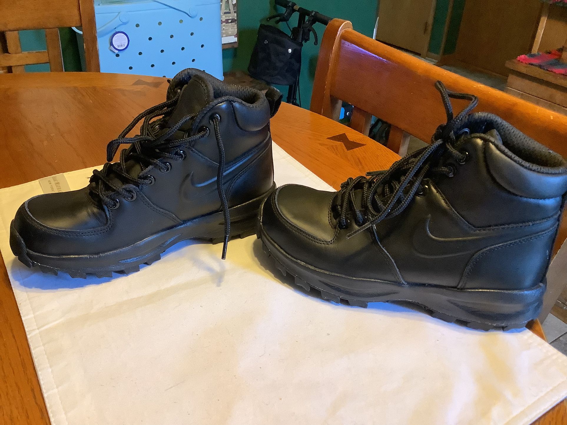 Nike Manoa leather kids boots blackout style worn once too small absolutely mint condition 3.5 Size