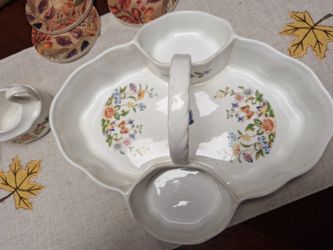 Beautiful Tea Buiscut Set.   No Chips 