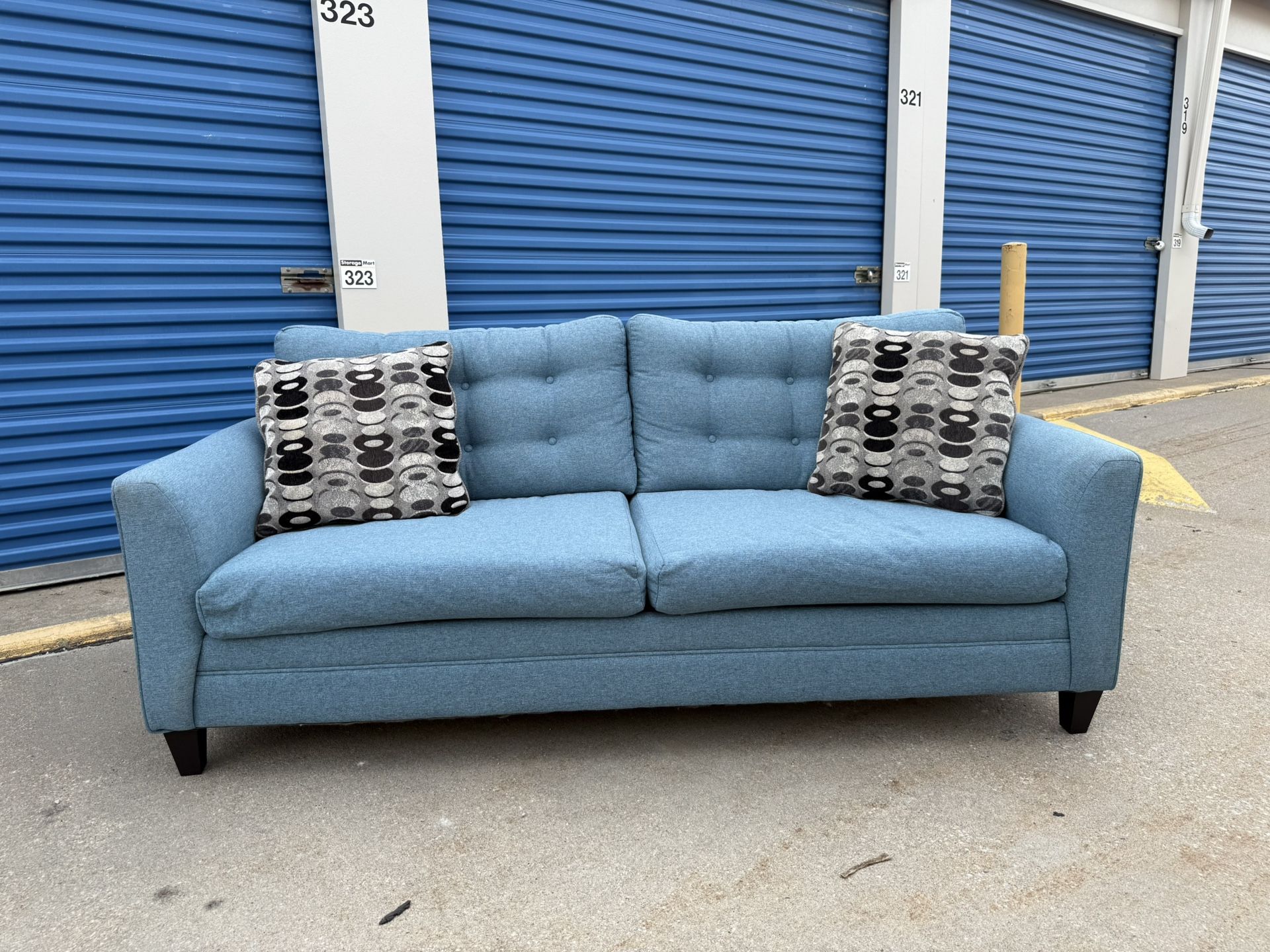 FREE DELIVERY 🚚🚛🚚 Beautiful Blue Couch