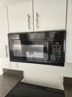 Super clean black over the counter/ stove microwav oven great working condition 1600w