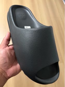 Yeezy Slides (READ DESCRIPTION )