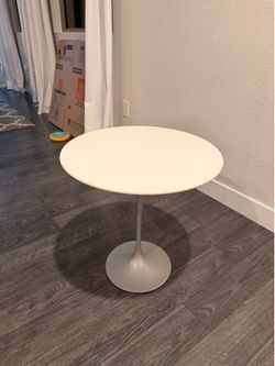 White side table / circular drink table