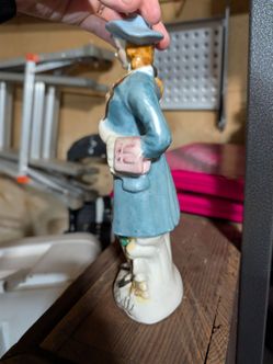Pair of vintage porcelain figurines