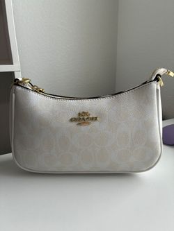 PURSES FOR SALE!. NOT FREE!.*MSG ME FOR PRICING*