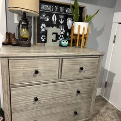 Dresser W/ Changing Table Attachment 