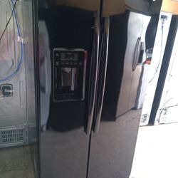 G/E Refrigerator Side By Side Everything Works Good 👍