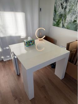 $100 - Easy to move extendable dining table