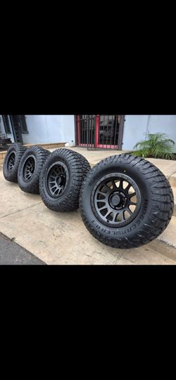 17" LOCK w/ 33" RT tires