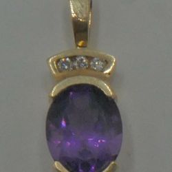 10kt yellow gold pendant 1.6 grams with purple stone and 3 small diamonds mint