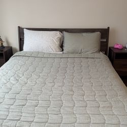 Vendo juego de habitación tamaño Queen, de estilo moderno y elegante, en color madera nogal oscuro. Ideal para darle un toque acogedor y sofisticado a