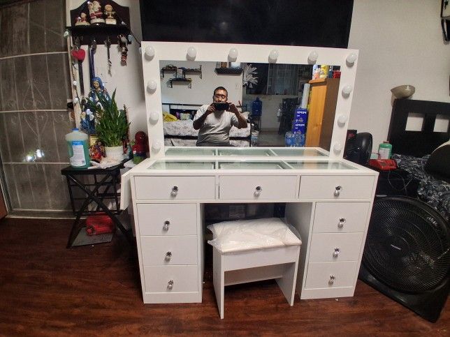 9 Drawer Vanity With Stool