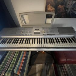 Yamaha Electric Keyboard Portable Grand DGX-205