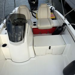 Boston Whaler 