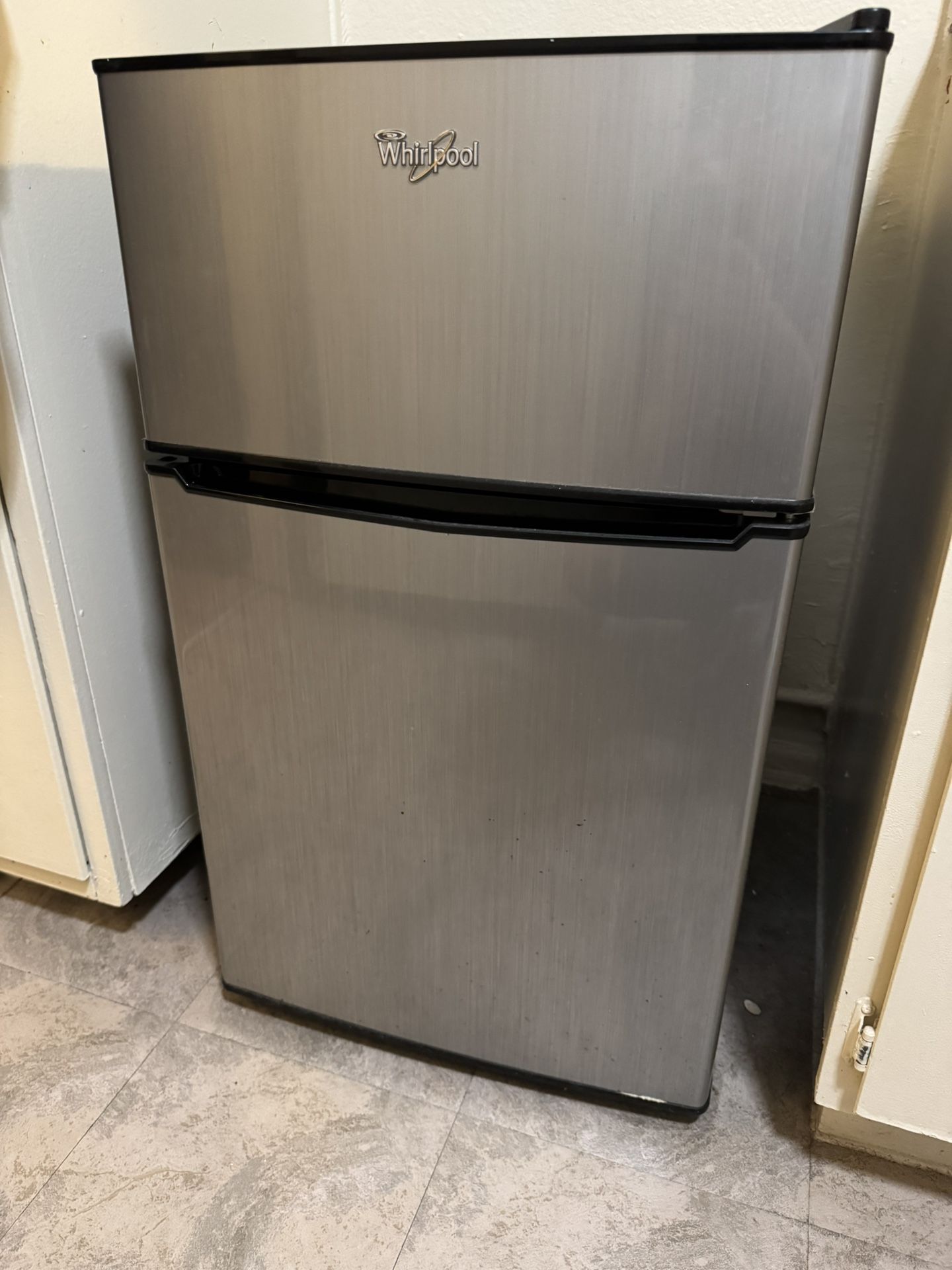 Whirlpool Mini Fridge With Freezer 