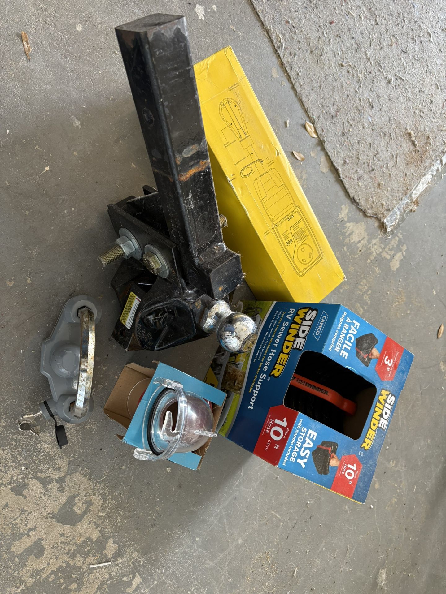Heavy duty camper trailer hitch weight distribution