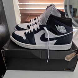 Jordan Air Jordan 1 Mid Obsidian Navy White Black Leather Upper Rubber Sole Size  9