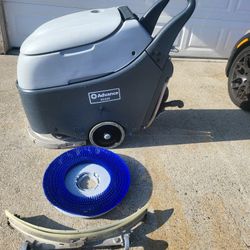 Floor Scrubber Machine.ADVANCE 20" Batt.opert.DEL.HABLO ESP.
