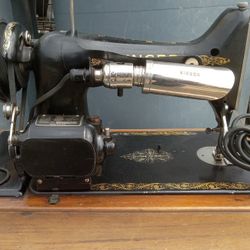 OVER 100 YEARS OLD!!
Antique Singer AL  sewing machine. 1922 Model #99k. Working 
