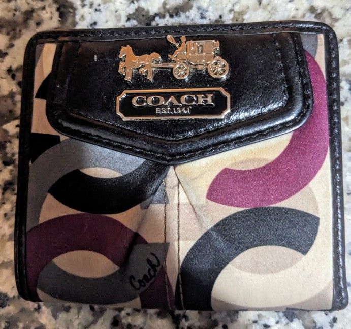 Women's Small Coach Wallet Look At Pics