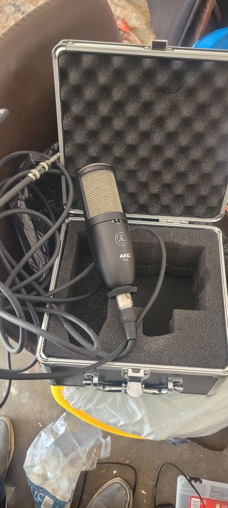 akg p120