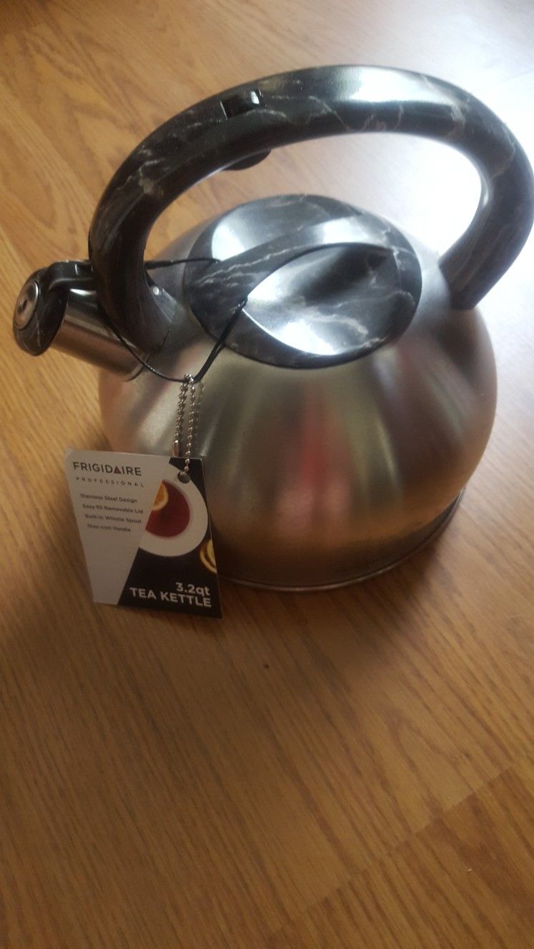 NEW. Tea Kettle. 3.2 Qt. Frigidaire