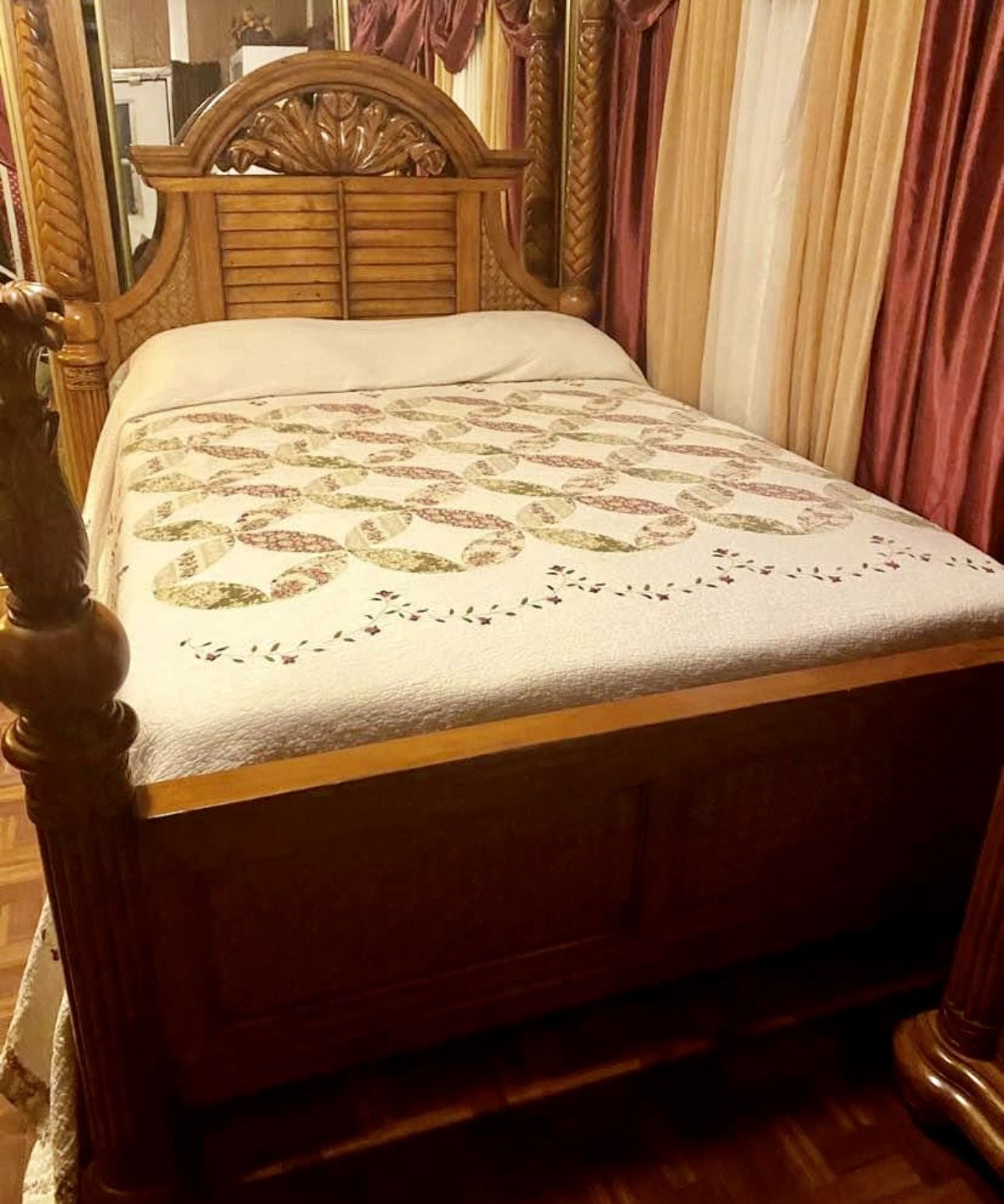 Hermosa Recámara,marca Tomy Bahamas Como Nueva,cama ,tocador Con Espejo,cajonera Y Un Buró,no Colchón