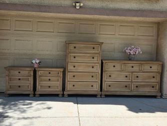 Dresser set