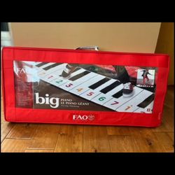 FAO Schwartz- big piano Le  Plano Geant