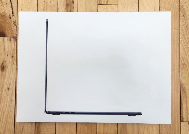 NEW MacBook Air (15-inch, M2) 16GB RAM, 512GB SSD, Applecare+