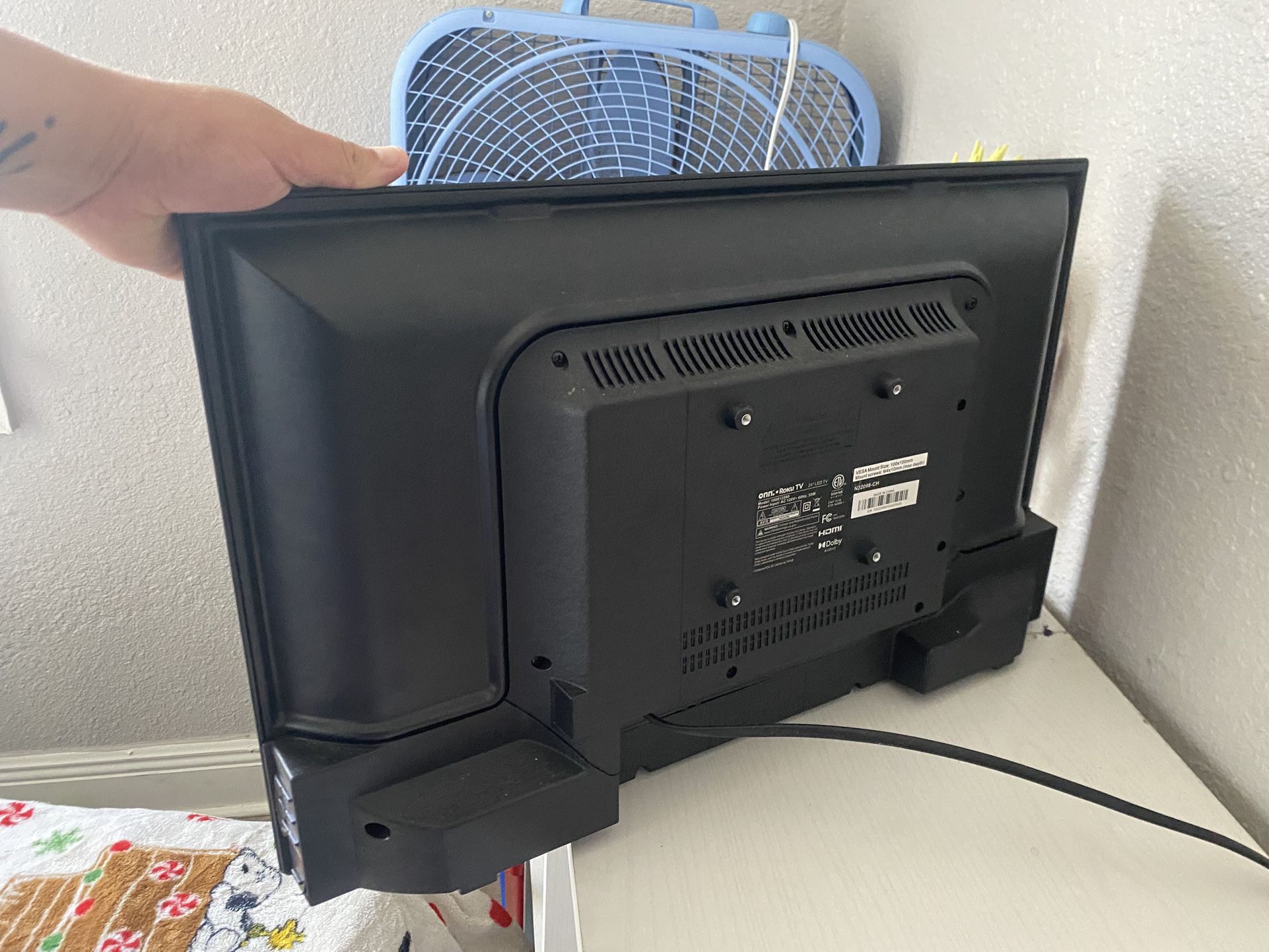 ROKU SMART TV HAS REMOTE