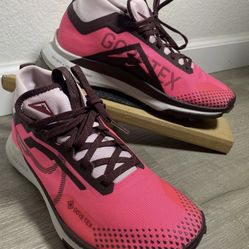 Nike Womens Size 7.5 React Pegasus Trail 4 GTX Pink Gore-Tex Lace Up Shoes Rare