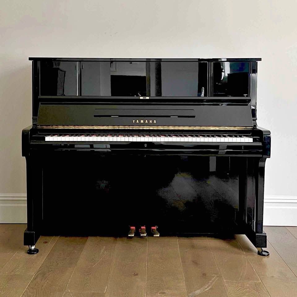 Yamaha U1 Vertical Upright Piano - Stunning Polished Ebony Finish - Beautiful Tone