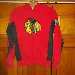 YOUTH MEDIUM CHICAGO BLACKHAWKS HOODIE PULLOVER/SWEATSHIRT WITH SEWN ON LOGOS 