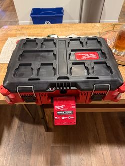 Milwaukee pack out 22” medium tool box