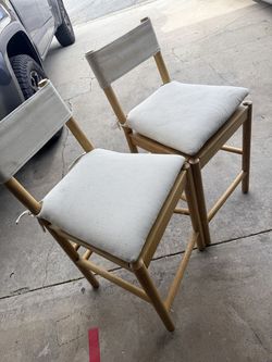 2 bar stools