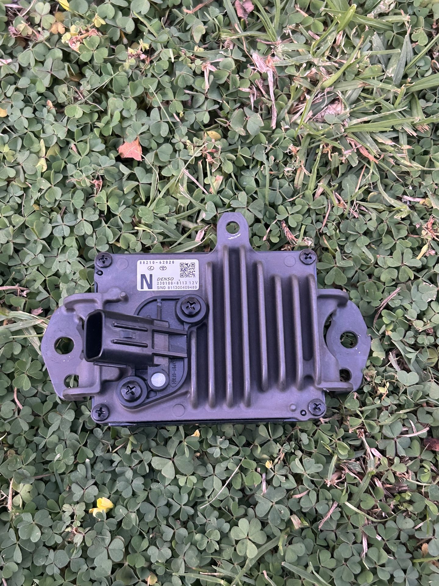 GENUINE TOYOTA/LEXUS FRONT CRUISE CONTROL DISTANCE RADAR SENSOR OEM 88210–62020