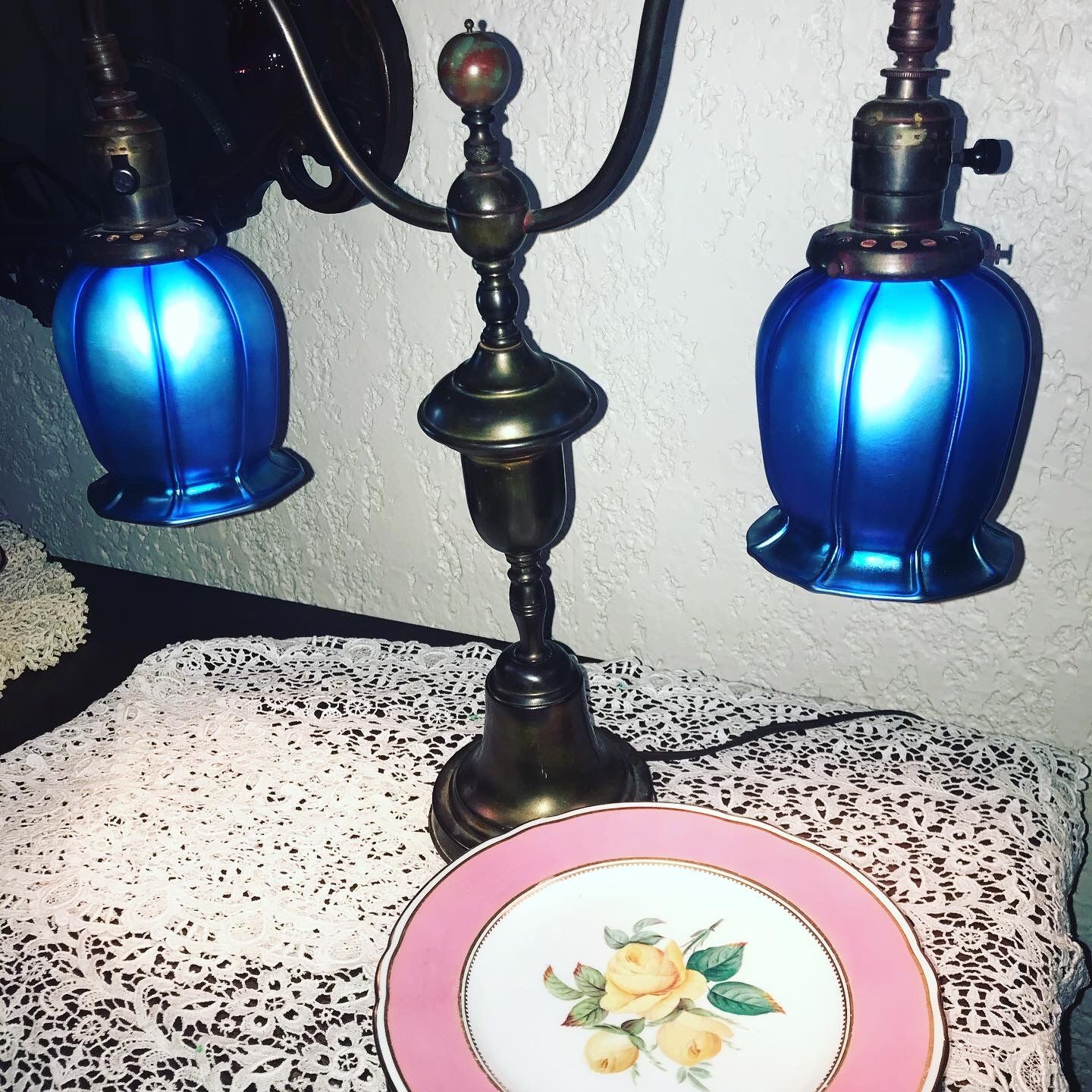 ANTIQUE TABLE LAMP WITH Quezal QUEZAL SHADES