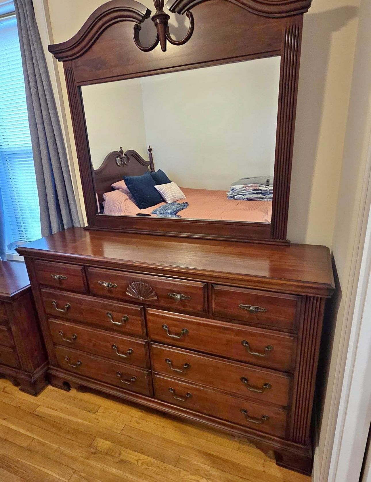 FREE DELIVERY for 6-Piece Solid Wood Queen Size Bedroom Set Great Conditions.