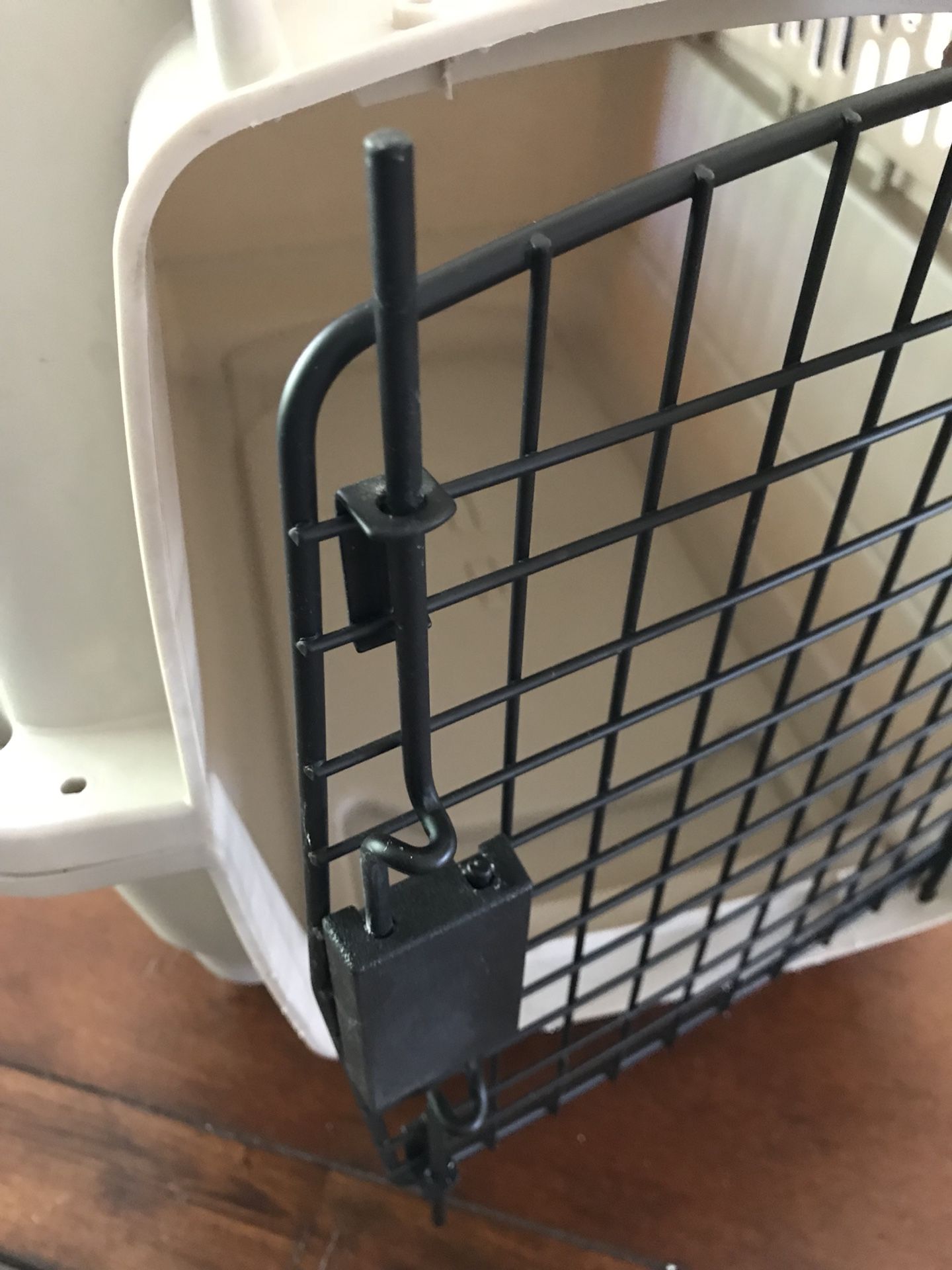 Bargain Hound Pet Portable Kennel w/ Handle for Sale in Chattanooga, TN OfferUp