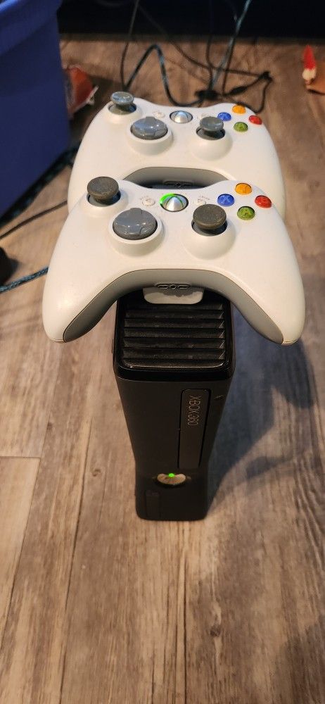 Xbox 360 -2 Controllers 1 Game