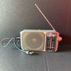 PANASONIC RF-2400D AM/FM AC/Battery Portable Radio