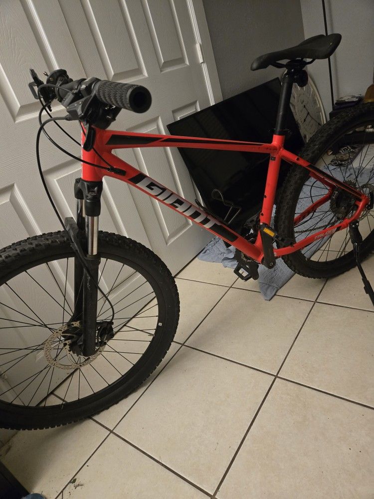 2020 Giant Talon 2 Mountain Bike